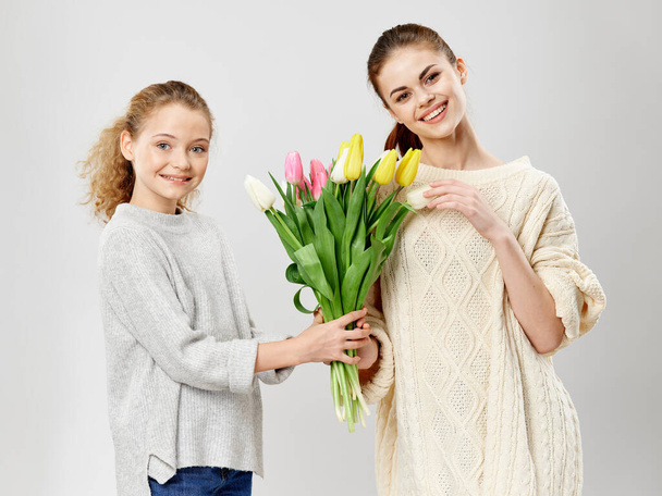 Hermosa chica le dio a mamá un ramo de flores y sonrisas
  - Foto, Imagen