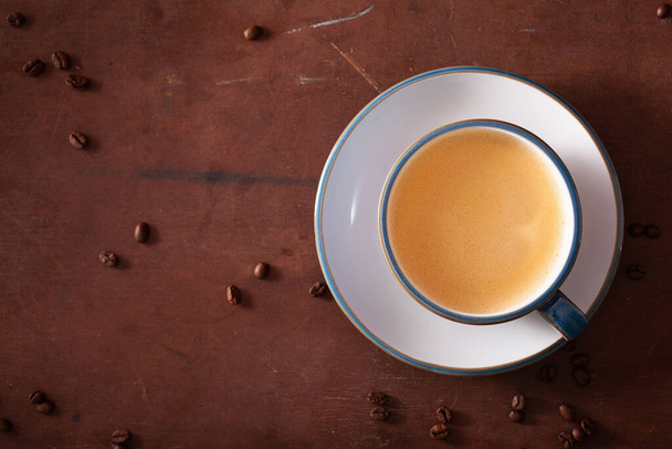 kogelvrije koffie, keto paleo drank gemengd met boter en kokosolie - Foto, afbeelding