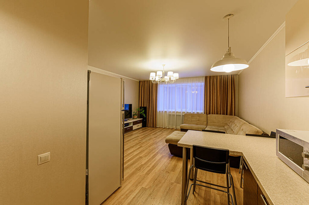 Rússia, Moscou- Fevereiro 07, 2020: quarto interior apartamento moderno ambiente acolhedor brilhante. limpeza geral, decoração de casa, preparação da casa para venda. cozinha, sala de jantar
 - Foto, Imagem