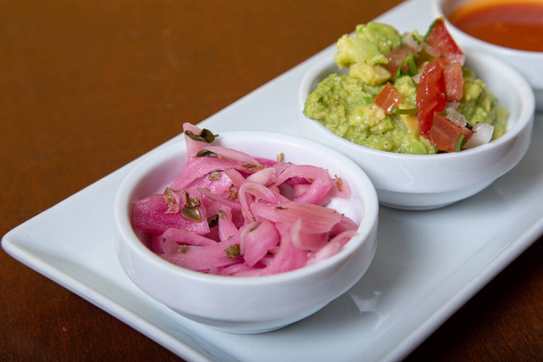 Meksykański sos do dipa. Guacamol i purpurowa cebula - Zdjęcie, obraz