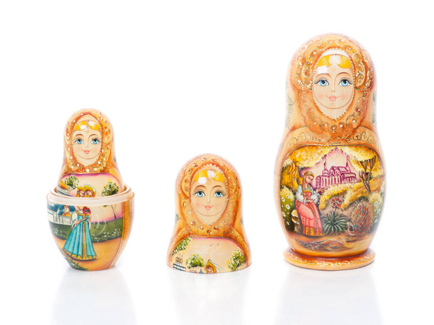 Grupo de muñecas de anidación rusas (también llamadas Matrioshka) aisladas sobre fondo blanco. Recuerdo de muñeca de madera. - Foto, imagen
