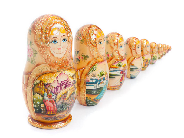 Ομάδα ρωσικών κούκλες ωοτοκίας (επίσης γνωστή ως Matrioshka) που απομονώνονται σε λευκό φόντο. Ξύλινη κούκλα. - Φωτογραφία, εικόνα