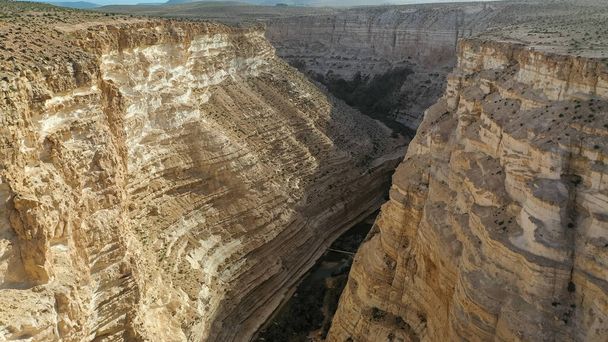 Живописный весенний вид заката над каньоном Авдат (Эйн Авдат) в израильской пустыне Негев из кибуца Сде Бокер. Пустыня Негев. Израиль
 - Фото, изображение