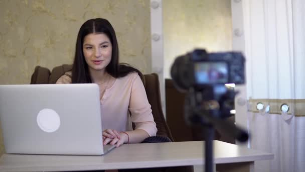 女性ブロガーは、ビデオブログのための新しいコンテンツを作成します, vloggerフリーランス - 映像、動画