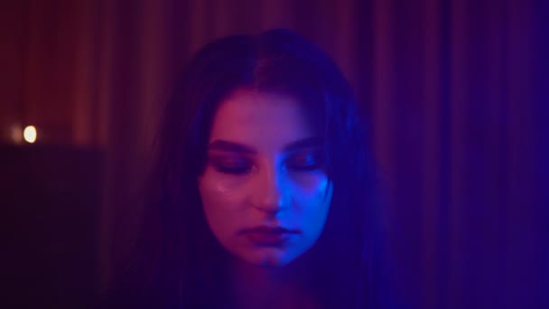 Gypsy mystic woman smoke fog neon light portrait - Filmati, video