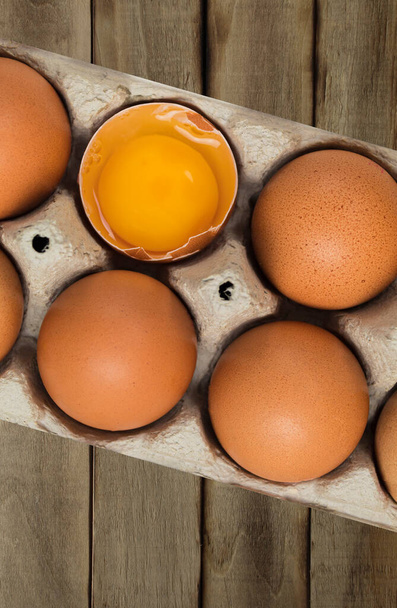 Kuřecí vejce v papírovém tácu. Hnědá slepičí vejce - Fotografie, Obrázek