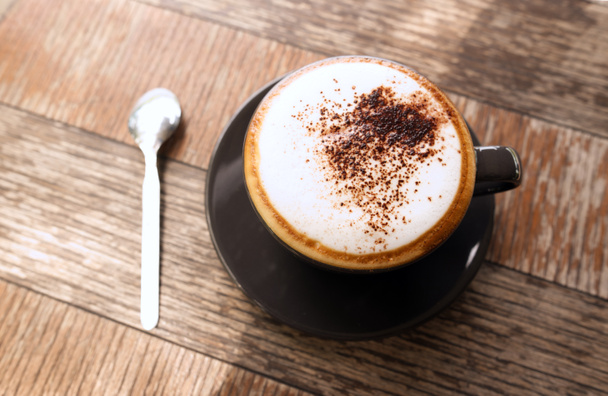 Forró kávé vagy Cappuccino a barna csészében a fa asztalon. - Fotó, kép