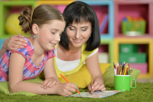 happy girl with mother drawing at home - Foto, Imagen