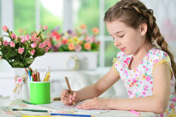  cute girl drawing picture  at home - Foto, imagen