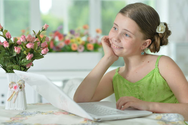 cute girl using laptop at home  - Zdjęcie, obraz