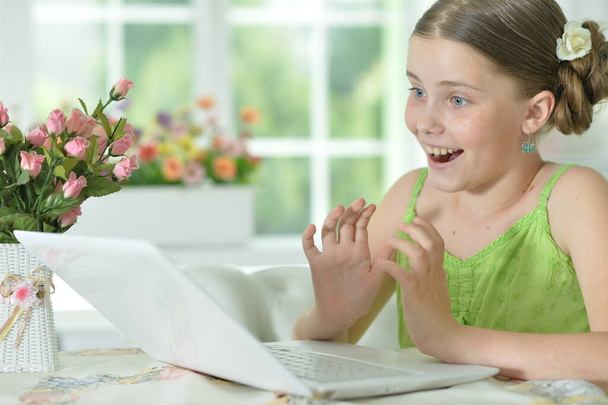 słodkie zaskoczony dziewczyna za pomocą laptopa w domu  - Zdjęcie, obraz