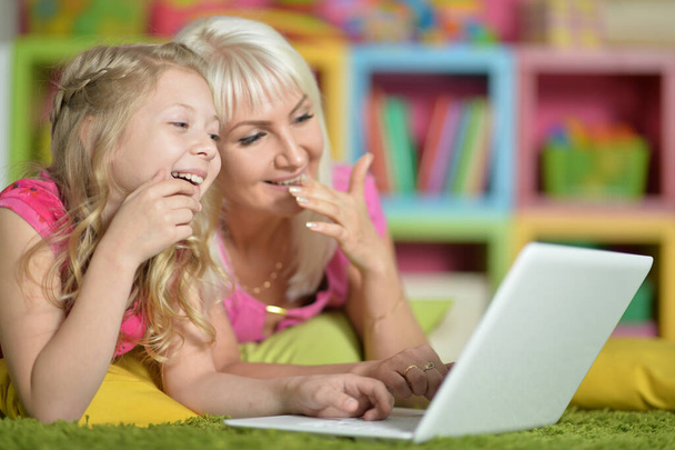 portrait of smiling   mother and daughter using laptop - Foto, Imagen