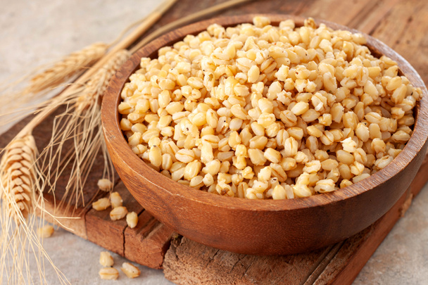 Cuenco de madera con cereales de granos de trigo.Alimentación saludable. Tendencia alimentaria
. - Foto, Imagen