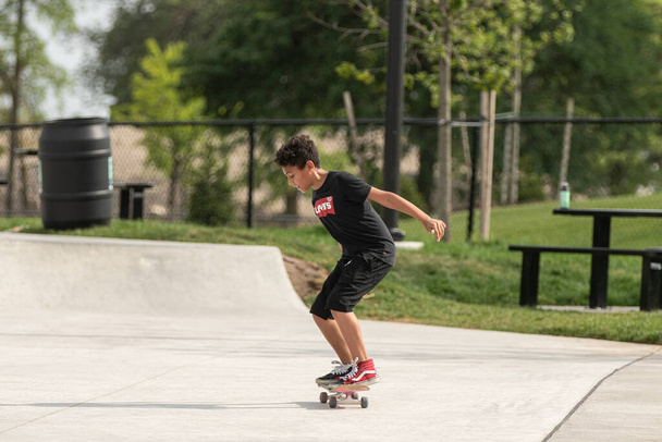 Detroit, Michigan, USA - 07.05.2019: Skater üben ihre Skateboard-Tricks an einem sonnigen Tag im Skatepark. - Foto, Bild
