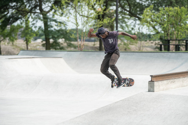 Detroit, Michigan, USA - 08.07.2019: Skateboardisté procvičují své dovednosti za slunečného dne v centru Detroitu  - Fotografie, Obrázek