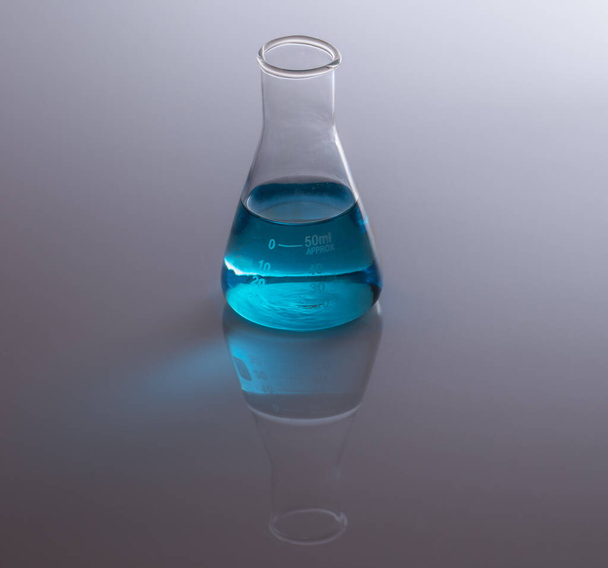 beaker holds a blue formula that you need - Valokuva, kuva