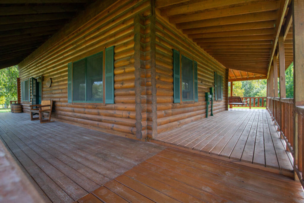 Log casa estilo cabine foi encenado para venda 9-15-19 - Foto, Imagem