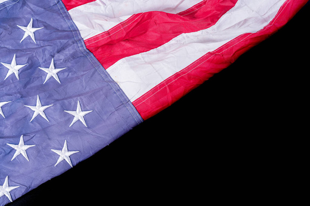 Американский флаг на черном фоне. Празднование Дня памяти президента США, Дня ветеранов, Дня труда, Независимости или 4 июля. Вид сверху, пространство для копирования текста
. - Фото, изображение