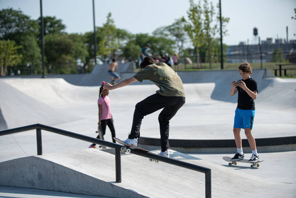 Detroit, Michigan, EUA - 08.01.2019: Skaters praticam seus truques de skate no parque de skate de Detroit
 - Foto, Imagem