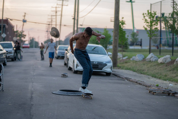 Detroit, Michigan, USA - 07.10.2019: Skater zeigen Tricks im Skatepark in Detroit - Foto, Bild