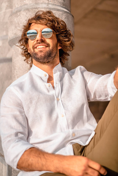 smiling man in white shirt and sunglasses outdoor - Fotoğraf, Görsel