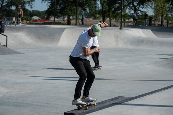 Detroit, Michigan, USA - 08.01.2019: Skateboardisté cvičí své triky v Detroitském skateboardovém parku - Fotografie, Obrázek