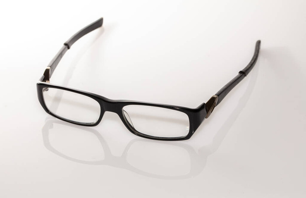 lunettes et verres sur fond blanc - Photo, image