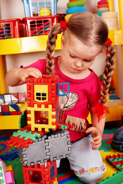 Bambino con puzzle, blocco e costruzione ambientato in sala giochi
. - Foto, immagini