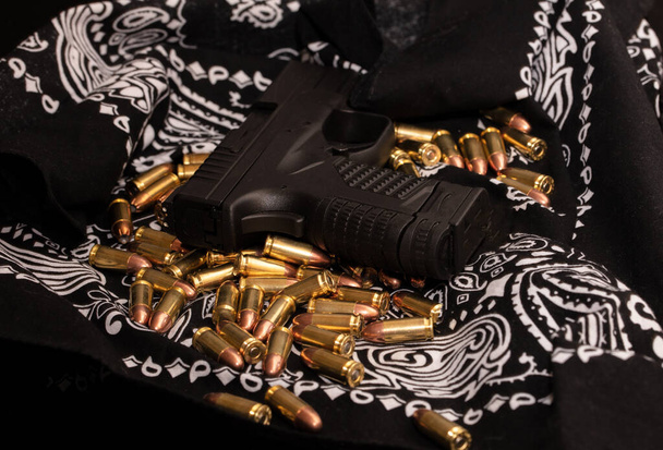 Handfeuerwaffe in Munition und eine Pistole mit Kugeln - Foto, Bild
