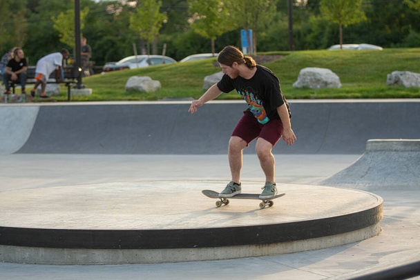 Detroit, Michigan, USA - 08.06.2019: Skaters practice tricks on skate boards in downtown of Detroit. - Fotografie, Obrázek
