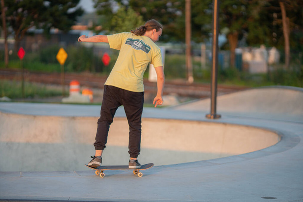 Detroit, Michigan, USA - 07.10.2019: Skaters performing tricks in skate park in Detroit - Foto, imagen