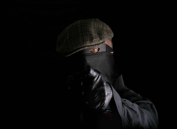 maskovaný vetřelec na vás ukazuje prstem - Fotografie, Obrázek