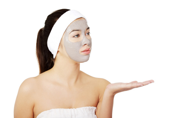 όμορφη γυναίκα με πηλό μάσκα προσώπου - Φωτογραφία, εικόνα