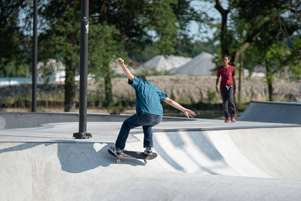 Detroit, Michigan, USA - 08.01.2019: Skaters oefenen hun skateboard tricks in Detroit skate park - Foto, afbeelding