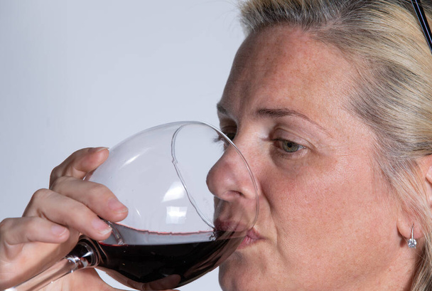 mujer toma una bebida de vino tinto para probar el informe de salud benef - Foto, Imagen