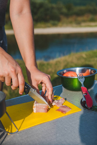 cocinar alimentos al aire libre. concepto de camping. concepto de estilo de vida - Foto, imagen