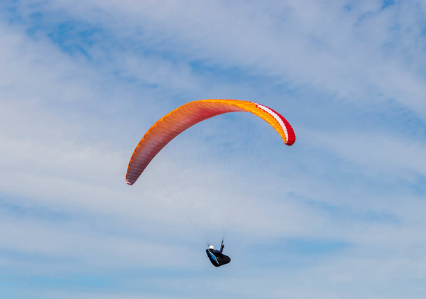 Барвистий парашут у природному заповіднику в Англії. - Фото, зображення