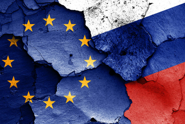 Euroopan unionin ja Venäjän liput maalattu säröillä seinään - Valokuva, kuva