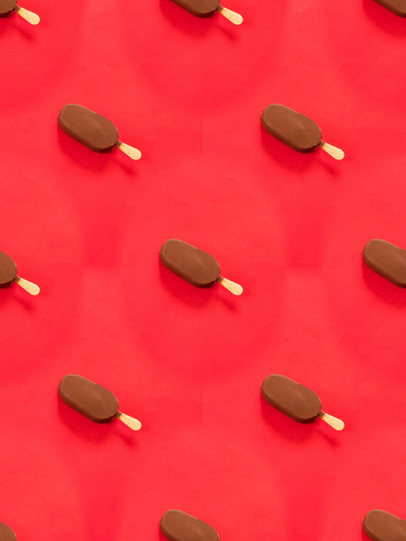 Chocolade ijs patroon op rode achtergrond - Foto, afbeelding