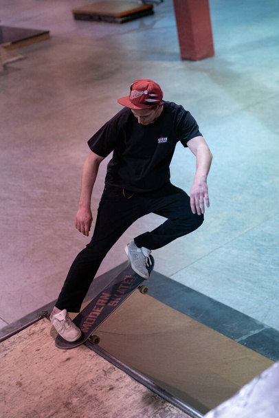 Royal Oak, Michigan, USA - 01.30.2020: cyklisté a bruslaři cvičí triky v Modern Skate Parku na otevřeném skate session - Fotografie, Obrázek