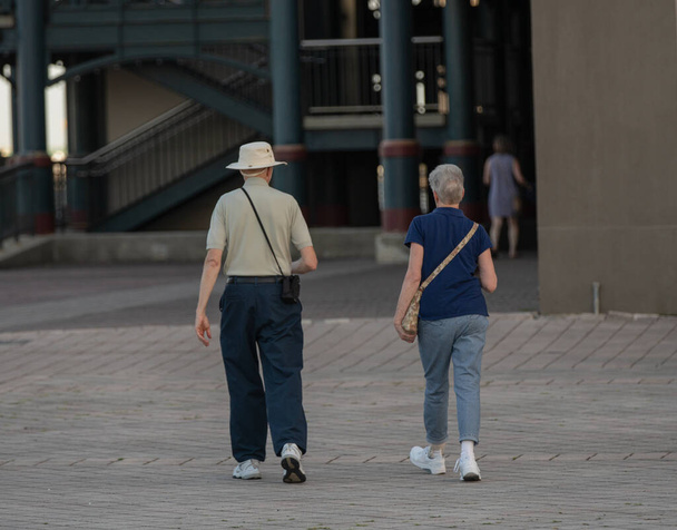 неизвестная старшая пара отправляется на пенсию - Фото, изображение