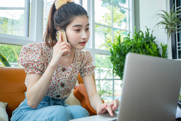 Ázsiai üzletasszonyok használják notebook számítógépek és a mobiltelefon az online találkozók és a munka otthonról - Fotó, kép