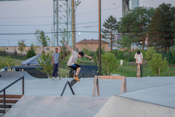 Detroit, Michigan, USA - 07.10.2019: Skaters performing tricks in skate park in Detroit - Photo, image
