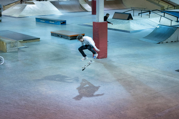 Ройал Оук, Мичиган, США - 01.30.2020: байкеры и конькобежцы практикуют трюки в Modern Skate Park во время открытой скейт-сессии
 - Фото, изображение