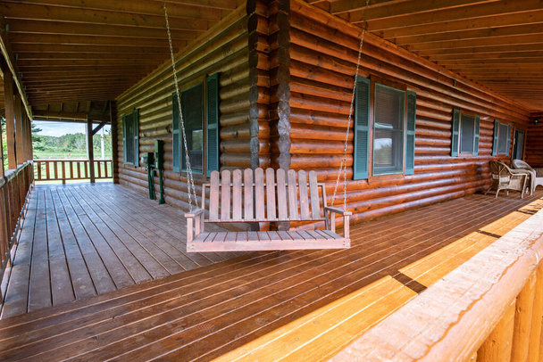 Maison en bois rond de style cabine a été mis en scène à vendre 9-15-19 - Photo, image