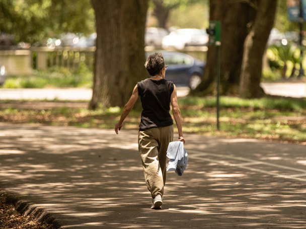 ismeretlen vezető marad fitt és aktív séta a parkban - Fotó, kép