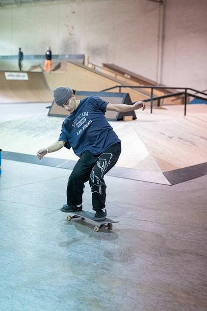 Royal Oak, Michigan, USA. Skaters practicing their tricks at Modern Skate Park during open skate that is free to take images and footage - Foto, Imagen