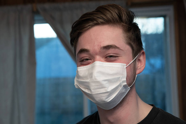 Jovem adolescente usando uma máscara respiratória protetora - Foto, Imagem