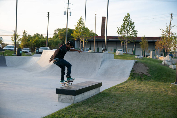 Detroit, Michigan, USA - 10.10.2019: Skaters and bikers practice tricks at dusk in Detroit. - Foto, imagen