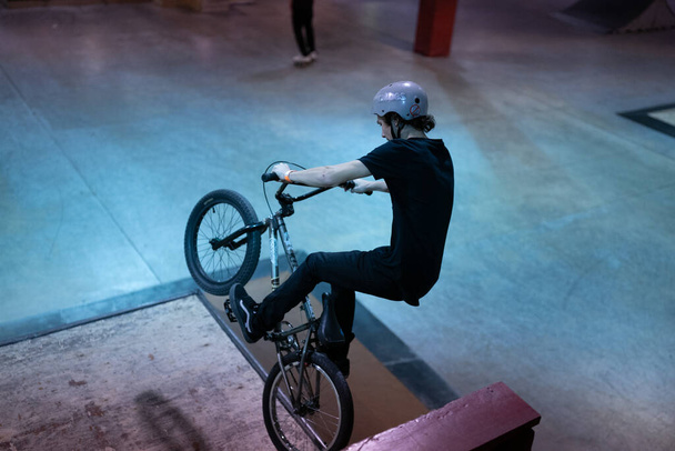 Royal Oak, Michigan, USA - 30.01.2020: Biker und Skater üben Tricks im Modern Skate Park bei einer Open Skate Session - Foto, Bild